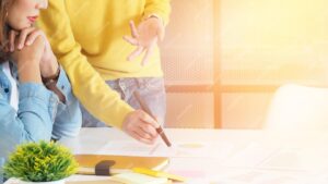 Adolescenți în sesiune de coaching pentru dezvoltare personală